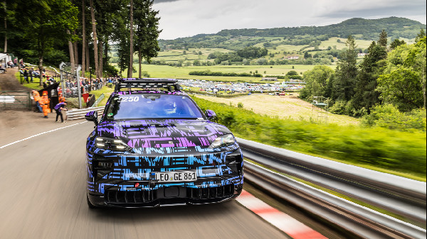 Porsche Cayenne Electric Combines Performance and Usability