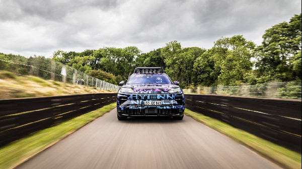 Porsche Cayenne Electric Combines Performance and Usability