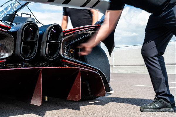 Expert Support for Bugatti Bolide Performance