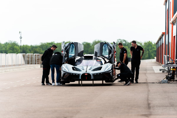 Expert Support for Bugatti Bolide Performance