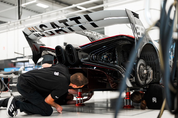 Expert Support for Bugatti Bolide Performance