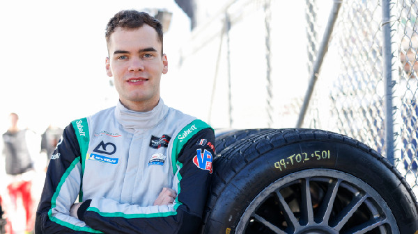 Porsche Teams Compete at Canadian Tire Motorsport Park