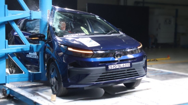 tata altroz facelift side pole impact