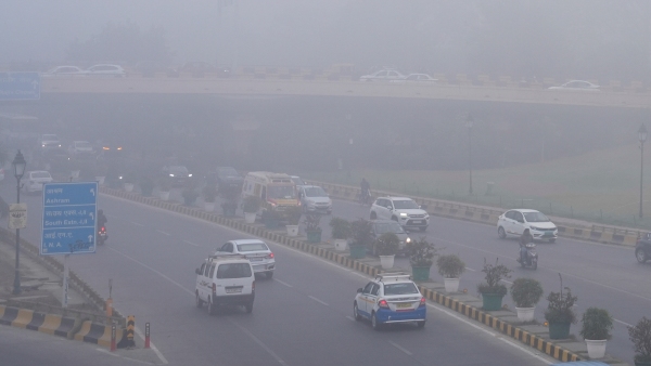 vehicles driving in the fog in Delhi