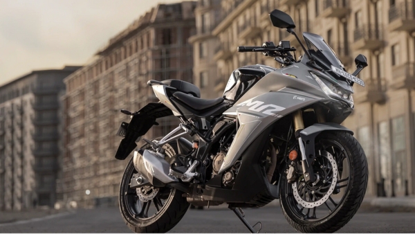 2025 Bajaj Pulsar 220F Vs Hero Karizma XMR 210