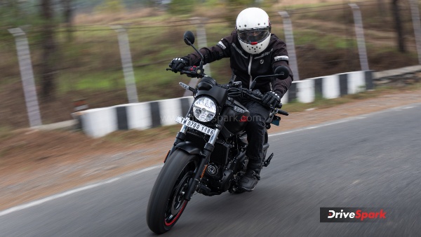 Royal Enfield Guerrilla 450 Apex Review cornering shot Royal Enfield Guerrilla 450 Apex Review cornering shot
