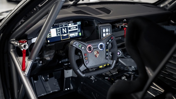 Porsche 911 GT4 R interior