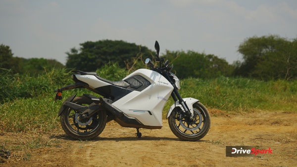 The Raptee HV T30 comes in two flavours the standard T30 and the sportier T30 Sport which trades the tyre-hugger-mounted number plate for a cleaner tail and gets the brighter red colourway The Raptee HV T30 comes in two flavours the standard T30 and the sportier T30 Sport which trades the tyre-hugger-mounted number plate for a cleaner tail and gets the brighter red colourway