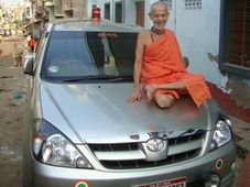 ಇನ್ನೋವಾ ಬಾನೆಟ್ ಮೇಲೆ ಪೇಜಾವರಶ್ರೀ ಬೈಠಕ್