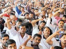1 ತಿಂಗಳಾದರೂ ಬಜಾಜ್ ಕಾರ್ಮಿಕರನ್ನು ಕೇಳುವವರಿಲ್ಲ