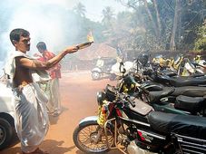 ವಾಹನಗಳಿಗೆ ಪೂಜೆ; ಆಯುಧ ಪೂಜೆ ಮಹತ್ವವೇನು?