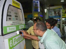 ಬಂಕ್‌ಗಳಲ್ಲಿ ನಿಲ್ಲದ ಹಗಲು ದರೋಡೆ- ಪೆಟ್ರೋಲ್ ತುಂಬಿಸುವ ಮುನ್ನ ಹುಷಾರ್..!!