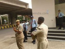 ಮೆಟ್ರೋ ಸಿಬ್ಬಂದಿ ಮತ್ತು ಪೊಲೀಸರ ನಡುವಿನ ಕಿತ್ತಾಟ-ಸಂಕಷ್ಟಕ್ಕೆ ಸಿಲುಕಿದ ಪ್ರಯಾಣಿಕರು..!