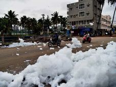 ಬೆಳ್ಳಂದೂರು ಕೆರೆಯಲ್ಲಿ ಮತ್ತೆ ನೊರೆ ಹಾವಳಿ- ತಪ್ಪದ ವಾಹನ ಸವಾರರ ಪರದಾಟ