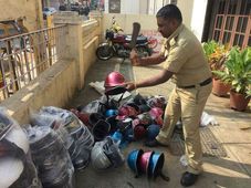 ರಸ್ತೆ ಬದಿ ಇದ್ದ ಹೆಲ್ಮೆಟ್‌ಗಳನ್ನು ಟ್ರಾಫಿಕ್ ಪೊಲೀಸರು ಒಡೆದು ಹಾಕಿದ್ದೇಕೆ?