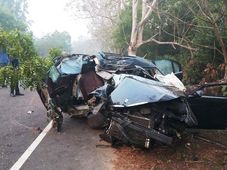 ಡ್ರ್ಯಾಗ್ ರೇಸ್ ವೇಳೆ ಅವಘಡ- ಆಡಿ ಕಾರನ್ನು ಹಿಂದಿಕ್ಕಲು ಹೋದ ಬಿಎಂಡಬ್ಲ್ಯು 3-ಸೀರಿಸ್ ಪೀಸ್ ಪೀಸ್....