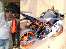 ಬಾಲಕಿಗೆ ಗುದ್ದಿದ ಕೆಟಿಎಂ ಬೈಕ್— ಬೈಕ್‌ರ್‌ಗಳಿಗೆ ನಡು ರಸ್ತೆಯಲ್ಲೇ ಹಿಗ್ಗಾಮುಗ್ಗ ಥಳಿತ..!!