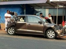 ತಪ್ಪಿದ ನಿಯಂತ್ರಣ- ಲಾರಿಗಳ ಮಧ್ಯೆ ಸಿಲುಕಿ ಅಪ್ಪಚ್ಚಿಯಾದ ಫೋಕ್ಸ್‌ವ್ಯಾಗನ್ ವೆಂಟೊ