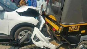 ಟಂ ಟಂ ರಿಕ್ಷಾಗೆ ಗುದ್ದಿದ ಹೊಸ ಹ್ಯುಂಡೈ ಕ್ರೇಟಾ ಪೀಸ್ ಪೀಸ್....