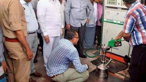 ಪೆಟ್ರೋಲ್ ಬಂಕ್‌ಗಳಲ್ಲಿ ನಿಲ್ಲದ ಹಗಲು ದರೋಡೆ- ಇಂಧನ ತುಂಬಿಸುವ ಮುನ್ನ ಹುಷಾರ್..!!