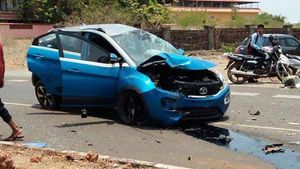 ವೇಗದ ಚಾಲನೆ ವೇಳೆ ವಿದ್ಯುತ್ ಕಂಬಕ್ಕೆ ಡಿಕ್ಕಿ ಹೊಡೆದ ಟಾಟಾ ನೆಕ್ಸಾನ್...