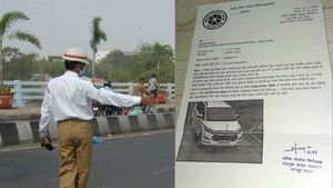 ಹೆಲ್ಮೆಟ್ ಹಾಕಿಲ್ಲವೆಂದು ಕಾರು ಚಾಲಕನಿಗೆ ದಂಡ ಜಡಿದ ಟ್ರಾಫಿಕ್ ಪೊಲೀಸರು