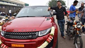 ಹೊಸ ಕಾರು ಖರೀದಿ ಸಂಭ್ರಮದಲ್ಲಿ ಅಪ್ಪ ಕೊಡಿಸಿದ ಗಿಫ್ಟ್ ನೆನೆದ ನಟ ಧನಂಜಯ್..!