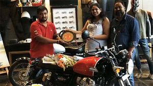 ಆರ್‍ಇ ಇಂಟರ್‍‍ಸೆಪ್ಟರ್ 650 ಬೈಕ್ ಖರೀದಿಸಿದ ಮೊದಲ ಬೆಂಗಳೂರಿನ ಮಹಿಳೆ..