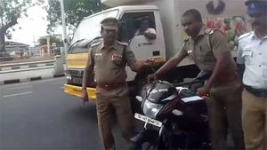 ಹೆಲ್ಮೆಟ್ ಹಾಕದ ಸಬ್ ಇನ್ಸ್‌ಪೆಕ್ಟರ್‌ಗೆ ಸರಿಯಾಗಿಯೇ ಪಾಠ ಕಲಿಸಿದ ಕಾನ್‌ಸ್ಟೆಬಲ್‌