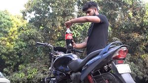 ಪೆಟ್ರೋಲ್ ಬದಲಿಗೆ ಕೋಕಾಕೋಲಾ ತುಂಬಿಸಿದ ಭೂಪ- ಮುಂದೇನಾಯ್ತು?