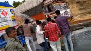 ಅಪಘಾತಕ್ಕೀಡಾದ ಪೆಟ್ರೋಲ್ ಟ್ಯಾಂಕರ್ - ಮುಗಿಬಿದ್ದು ಪೆಟ್ರೋಲ್ ತುಂಬಿಕೊಳ್ಳುತ್ತಿರುವ ಸ್ಥಳೀಯರು