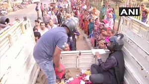 ಹೆಲ್ಮೆಟ್ ಧರಿಸಿ ಈರುಳ್ಳಿ ಮಾರಾಟ ಮಾಡಿದ ಕೋ ಆಪರೇಟಿವ್ ಸಿಬ್ಬಂದಿ