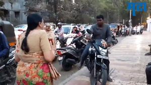 ಫುಟ್‍‍‍ಪಾತ್‍ ಮೇಲೆ ಬೈಕ್ ಓಡಿಸುತ್ತಿದ್ದವರನ್ನು ಬೆಂಡ್ ಎತ್ತಿದ ದಿಟ್ಟ ಮಹಿಳೆ..!