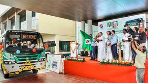 ದೇಶದ ಮೊದಲ ಎಲ್‍ಎನ್‍‍ಜಿ ಬಸ್ ವಿತರಿಸಿದ ಟಾಟಾ ಮೋಟಾರ್ಸ್