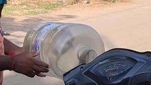 ಸ್ಕೂಟರ್ ಹೆಡ್‌ಲ್ಯಾಂಪ್‌ನಲ್ಲಿದ್ದ ಹಾವು ಹೊರಬಂದಿದ್ದು ಹೇಗೆ ಗೊತ್ತಾ?