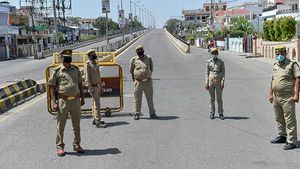 ಲಾಕ್‌ಡೌನ್ ಎಫೆಕ್ಟ್: ನಿಯಮ ಉಲ್ಲಂಘಿಸಿದ ಜಿಲ್ಲಾಧಿಕಾರಿ ಕಾರನ್ನೇ ತಡೆದ ಕಾನ್ಸ್‌ಸ್ಟೆಬಲ್..! 
