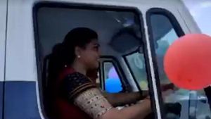 ಆಂಬ್ಯುಲೆನ್ಸ್ ಚಾಲನೆ ಮಾಡಿದ ನಟಿ ರೋಜಾ