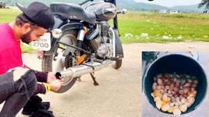 ರಾಯಲ್ ಎನ್‌ಫೀಲ್ಡ್ ಬೈಕ್ ಸೈಲೆನ್ಸರ್​​​ನಿಂದ ತಯಾರಾಯ್ತು ಪಾಪ್ ಕಾರ್ನ್