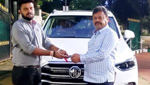 ಐಷಾರಾಮಿ ಎಂಜಿ ಗ್ಲೊಸ್ಟರ್ ಎಸ್‍ಯುವಿ ಕಾರು ಖರೀದಿಸಿದ ಶಾಸಕ ರೇಣುಕಾಚಾರ್ಯ