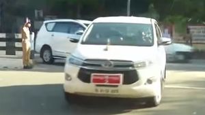 ಸನ್ ಫಿಲ್ಮ್ ತೆರವಿಗೆ ವಿಶೇಷ ಕಾರ್ಯಾಚರಣೆ ಆರಂಭಿಸಿದ ಪೊಲೀಸ್ ಇಲಾಖೆ