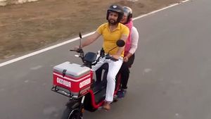 ಹೊಸ ವಿನ್ಯಾಸದ ಡ್ಯುಯಲ್ ಎಲೆಕ್ಟ್ರಿಕ್ ಸ್ಕೂಟರ್ ಬಿಡುಗಡೆ ಮಾಡಿದ ಒಕಿನಾವ