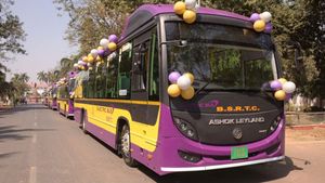 ಲೋ ಫ್ಲೋರ್ ಎಲೆಕ್ಟ್ರಿಕ್ ಬಸ್‌ಗಳ ಸಂಚಾರಕ್ಕೆ ಚಾಲನೆ ನೀಡಿದ ಮುಖ್ಯಮಂತ್ರಿ
