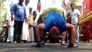 ತಲೆ ಕೆಳಗಾಗಿ 800 ಮೀಟರ್ ದೂರ ಆಲ್ಟೊ 800 ಕಾರನ್ನು ಎಳೆದ ಯೋಗ ಗುರು