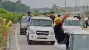 ಲಾಕ್‌ಡೌನ್ ನಿಯಮ ಉಲ್ಲಂಘಿಸಿ ಮೆರವಣಿಗೆಯಲ್ಲಿ ಸಾಗಿದ ರಾಜಕೀಯ ಮುಖಂಡನ ಬೆಂಬಲಿಗರು
