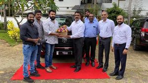 ಹೊಸ Toyota Innova Crysta ಕಾರು ಖರೀದಿಸಿದ ನಟ ಮೋಹನ್ ಲಾಲ್