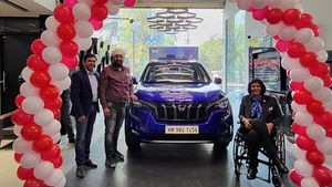 ದೀಪಾ ಮಲಿಕ್‌ಗೆ ವಿಶೇಷ ಆಸನ ವ್ಯವಸ್ಥೆಯ ಎಕ್ಸ್‌ಯುವಿ 700 ಅನ್ನು ಹಸ್ತಾಂತರಿಸಿದ ಮಹಿಂದ್ರಾ ಕಂಪನಿ 