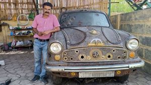 ಸ್ಕ್ರ್ಯಾಪ್ ಮೆಟೀರಿಯಲ್ ಬಳಸಿ ಅಂಬಾಸಿಡರ್ ಕಾರಿಗೆ ಸುಂದರ ಆಕೃತಿ ನೀಡಿದ ಕಲಾವಿದ 
