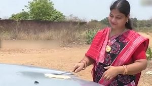 45 ಡಿಗ್ರಿ ದಾಟಿದ ತಾಪಮಾನ: ಕಾರಿನ ಬಾನೆಟ್‌ ಅನ್ನೇ ಒಲೆಯಾಗಿಸಿಕೊಂಡು ರೊಟ್ಟಿ ಮಾಡಿದ ಮಹಿಳೆ 