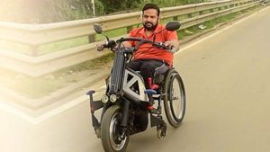 ವಿಕಲಚೇತನರಿಗಾಗಿ ಎಲೆಕ್ಟ್ರಿಕ್ ವೀಲ್‌ಚೇರ್ ಮೋಟಾರ್‌ಸೈಕಲ್ ನಿರ್ಮಿಸಿದ ನಿಯೋ ಮೋಷನ್ 