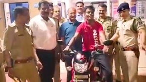 ಸೈಕಲ್‌ನಲ್ಲಿ ಆಹಾರ ಸಾಗಿಸಲು ಶ್ರಮಿಸುತ್ತಿದ್ದ ಡೆಲಿವರಿ ಬಾಯ್‌ಗೆ ಬೈಕ್ ಕೊಡಿಸಿದ ಪೊಲೀಸರು